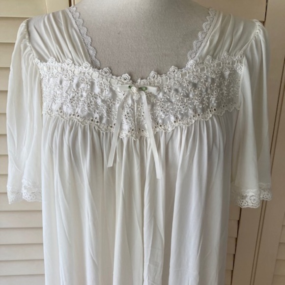 1960's Miss Elaine Waltz Length Nightgown - Picture 3 of 9